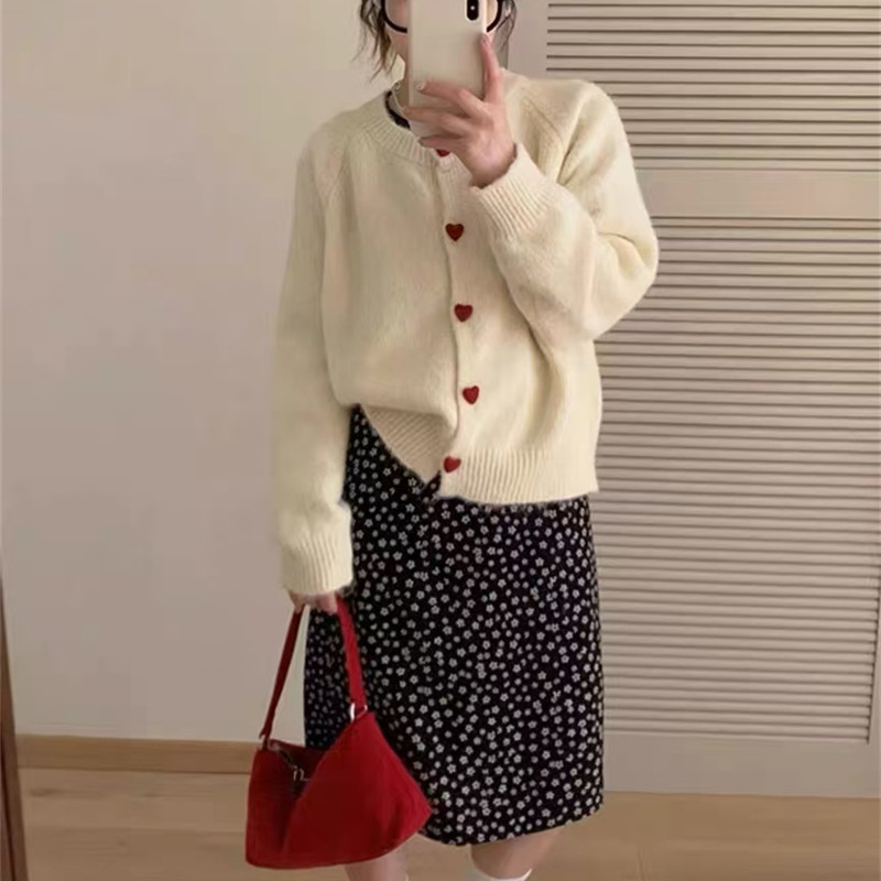 韩版圆领毛衣外套女秋季新款软糯爱心纽扣设计感慵懒宽松针织开衫|undefined