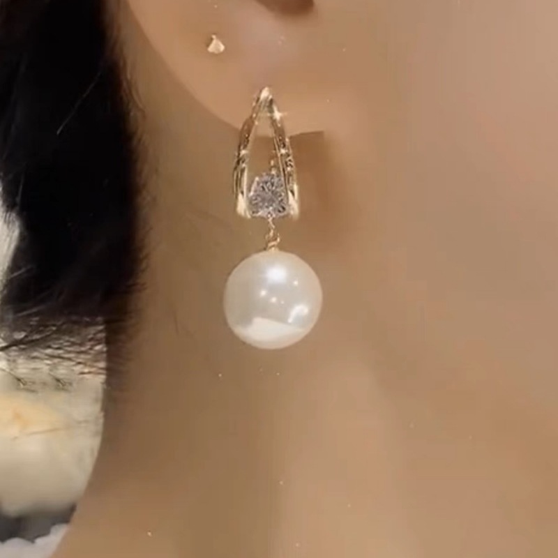 Sophisticated fashionable universal design elegant earrings with…