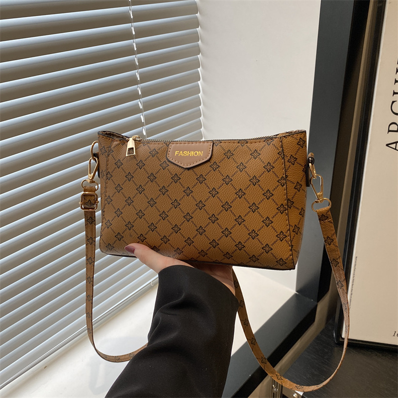 Bolso de hombro para mujer a juego diario 2025 verano nuevo estilo PU moda europea y americana impresión retro letras bolso de mensajero