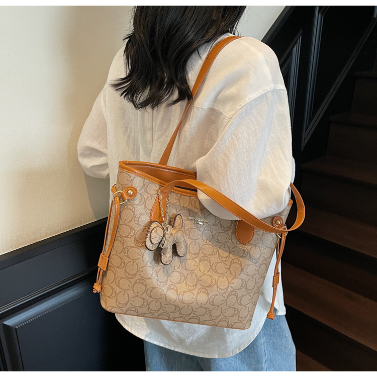 Korean high-end, versatile and retro single-shoulder commuter bag for women, new summer 2025 large-capacity fashionable tote bag undefined