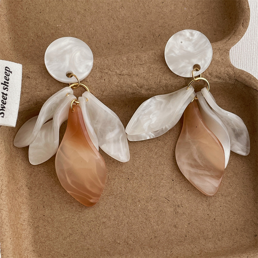 18g Weight Copper Alloy Ear Needle Material Drop Earrings Classification 1 Pair Quantity Daily Occasion Acrylic Material Petal Pattern Women's Gender Retro, Sweet Style Polishing Craft 1 Pair Retro Sweet Petal Polishing Acrylic Drop Earrings 2