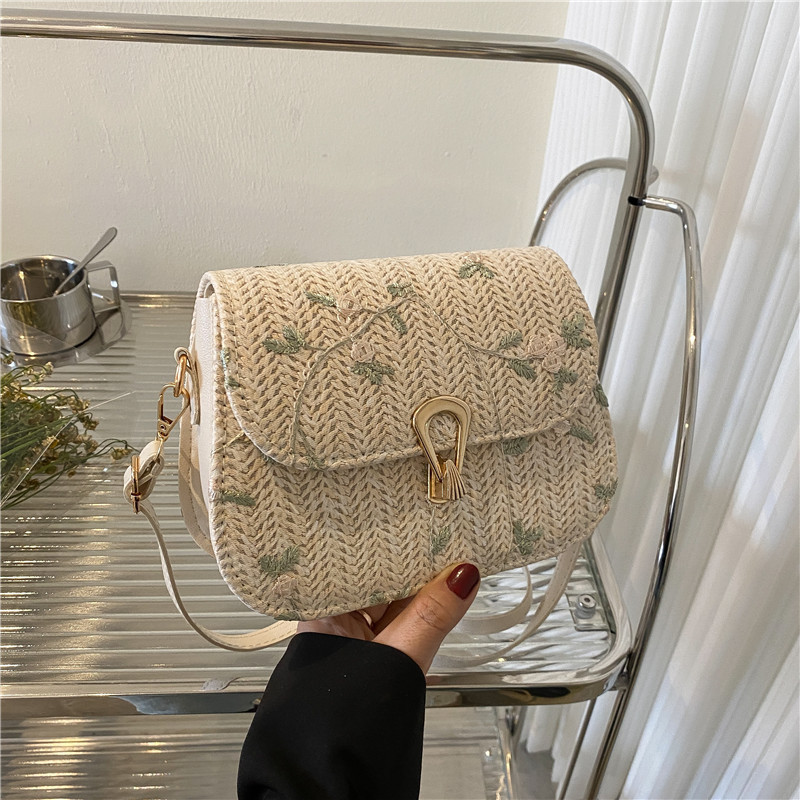 On the new foreign style woven small bag women 2022 new fashion fashion tide cross body bag personality foreign style saddle bag On the new foreign style woven small bag women 2022 new fashion fashion tide cross body bag personality foreign style saddle bag