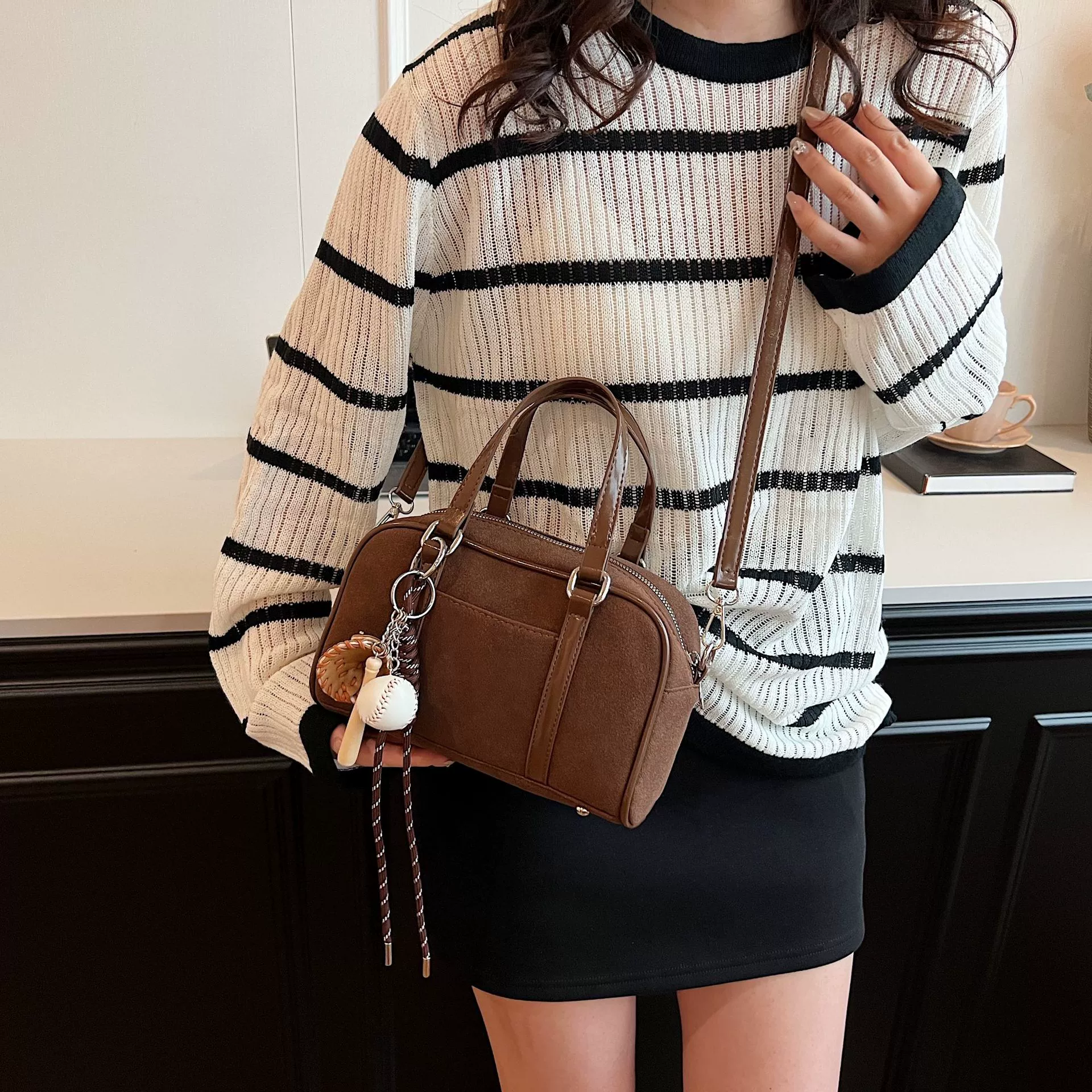Capacious retro one-shoulder bag for leisure