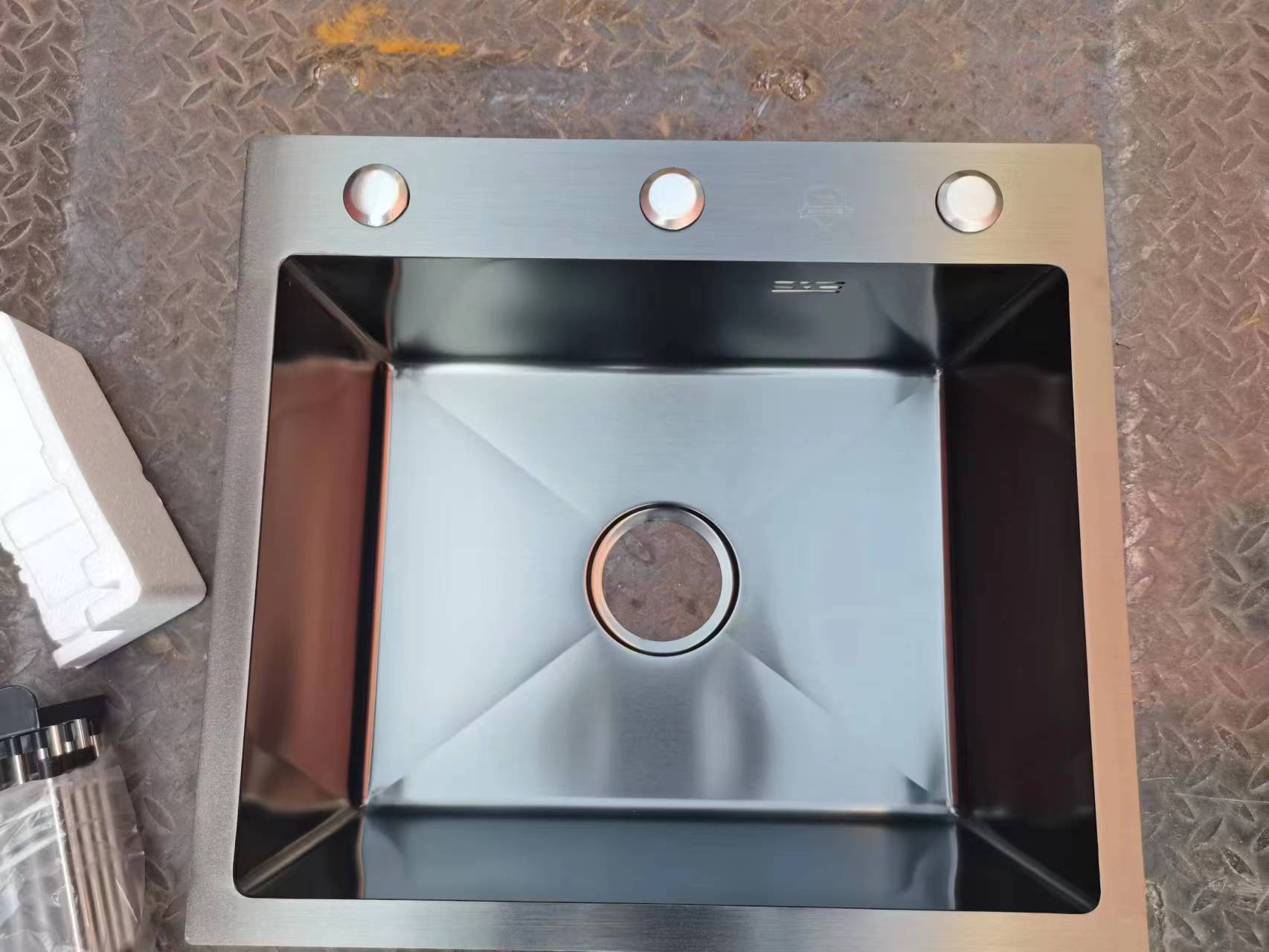 Fregadero de acero inoxidable 304 engrosado, fregadero negro de un solo tazón soldado a mano, suministro transfronterizo