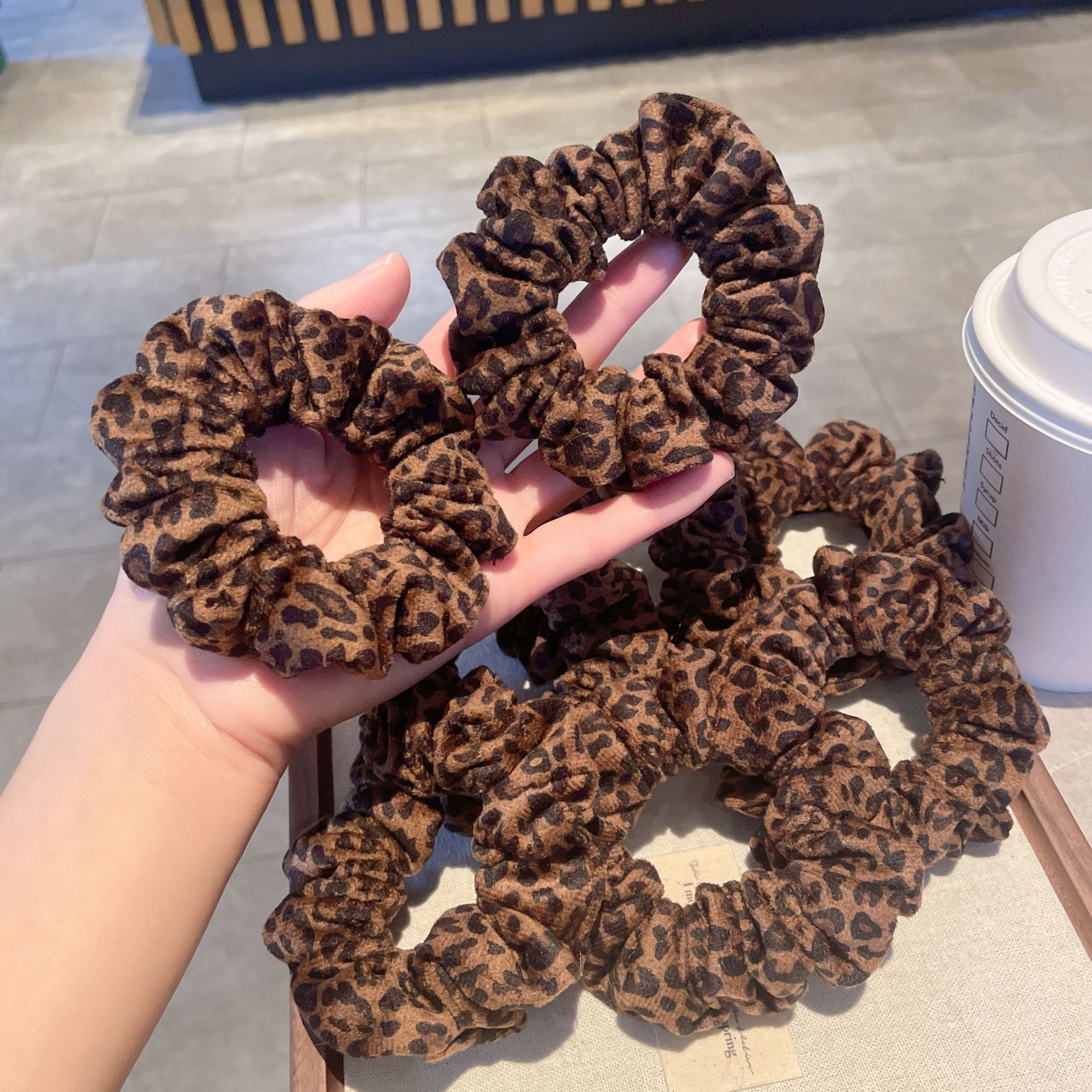 Vintage luipaardprint scrunchie haarelastiek elegant voor dames_voghion.com