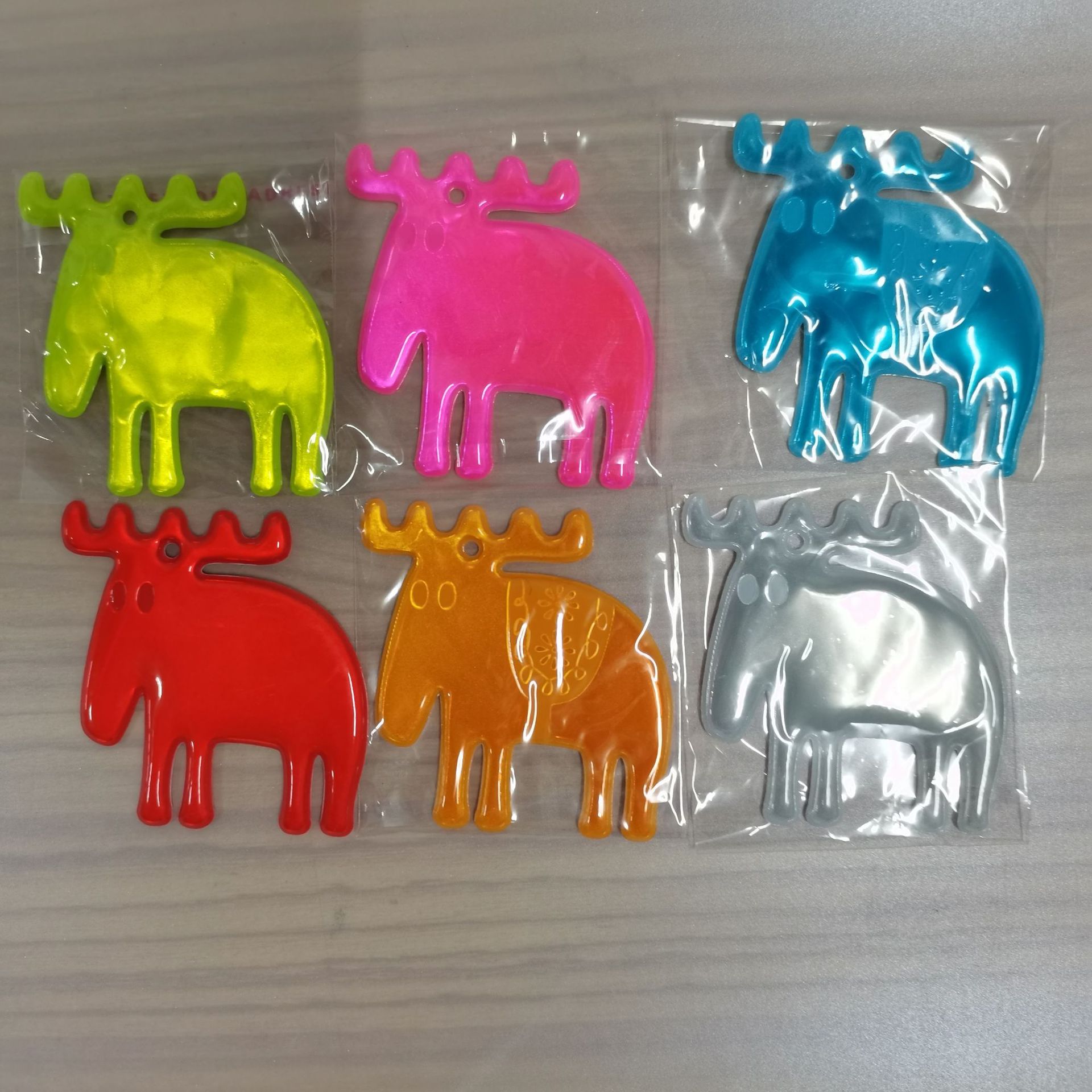 高周波电压凹凸压印LOGO反光PVC吊牌动漫书包反光钥匙扣挂件挂饰