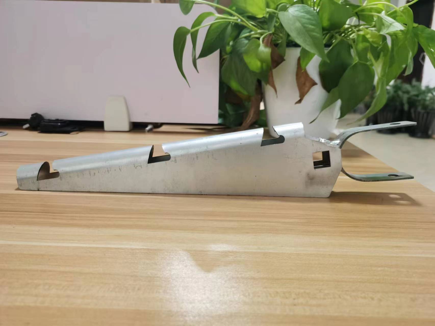 Brazo de extensión de brazo de alambre de púas transfronterizo brazo de ángulo de acero galvanizado por inmersión en caliente cerca de cadena de extensión de brazo de alambre de púas incluyendo pernos