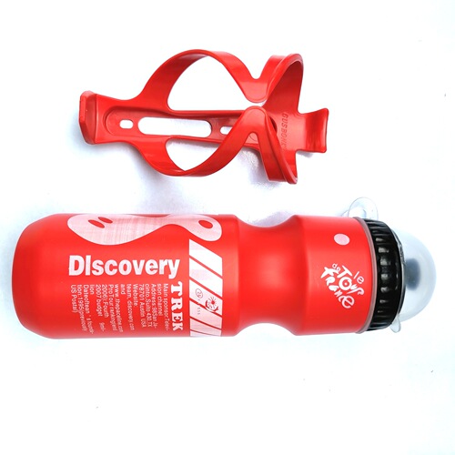 750 sports water bottle depending on mountain bike sports with dust cover PC solid color plastic water bottle + water bottle holder