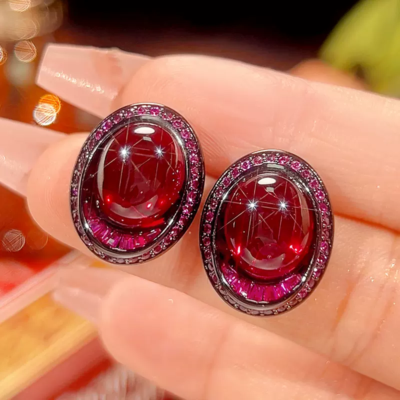 2025新款生生珠宝铜底镀金冰种起荧光仿真红刚玉黑金耳钉10*12