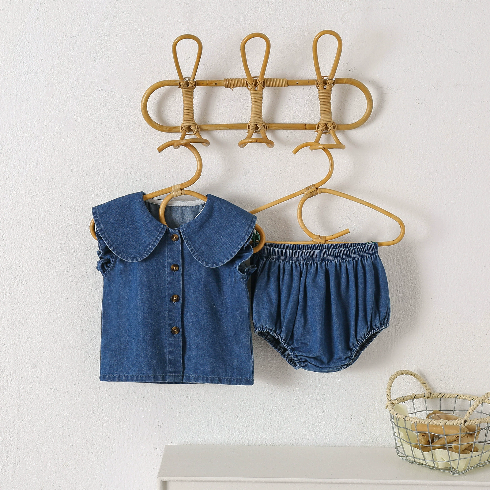 Готовый к отправке комплект одежды для девочек лето 2025: элегантный джинсовый костюм, безрукавка и шорты для малышек, 2 предмета