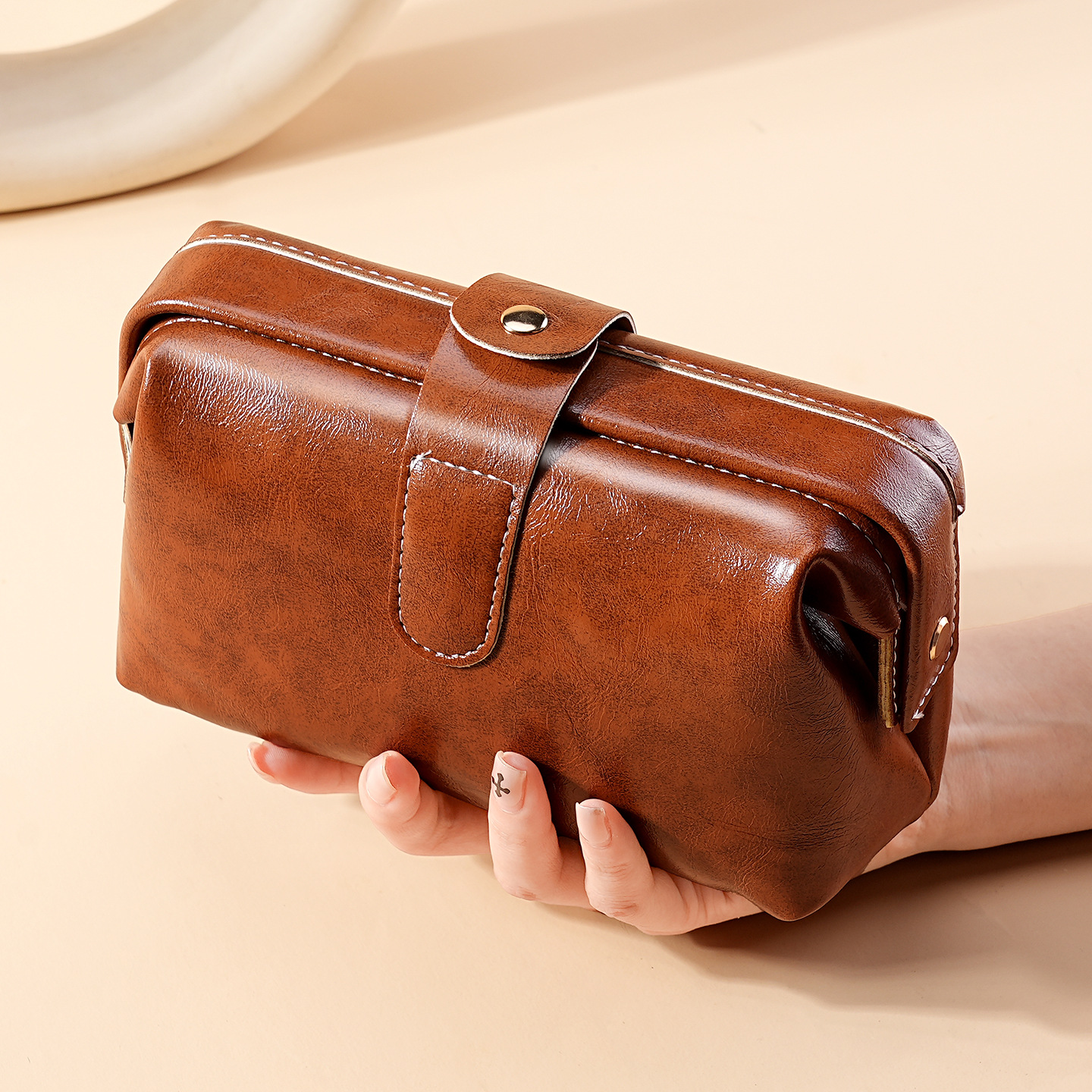 Bolsa de abrazadera de gran capacidad de salida, bolsa de maquillaje ligera de lujo, almacenamiento de cuero suave, bolsa de maquillaje impermeable de viaje de negocios