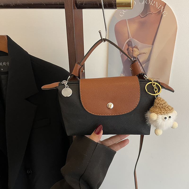 갈색이 섞인 검정색