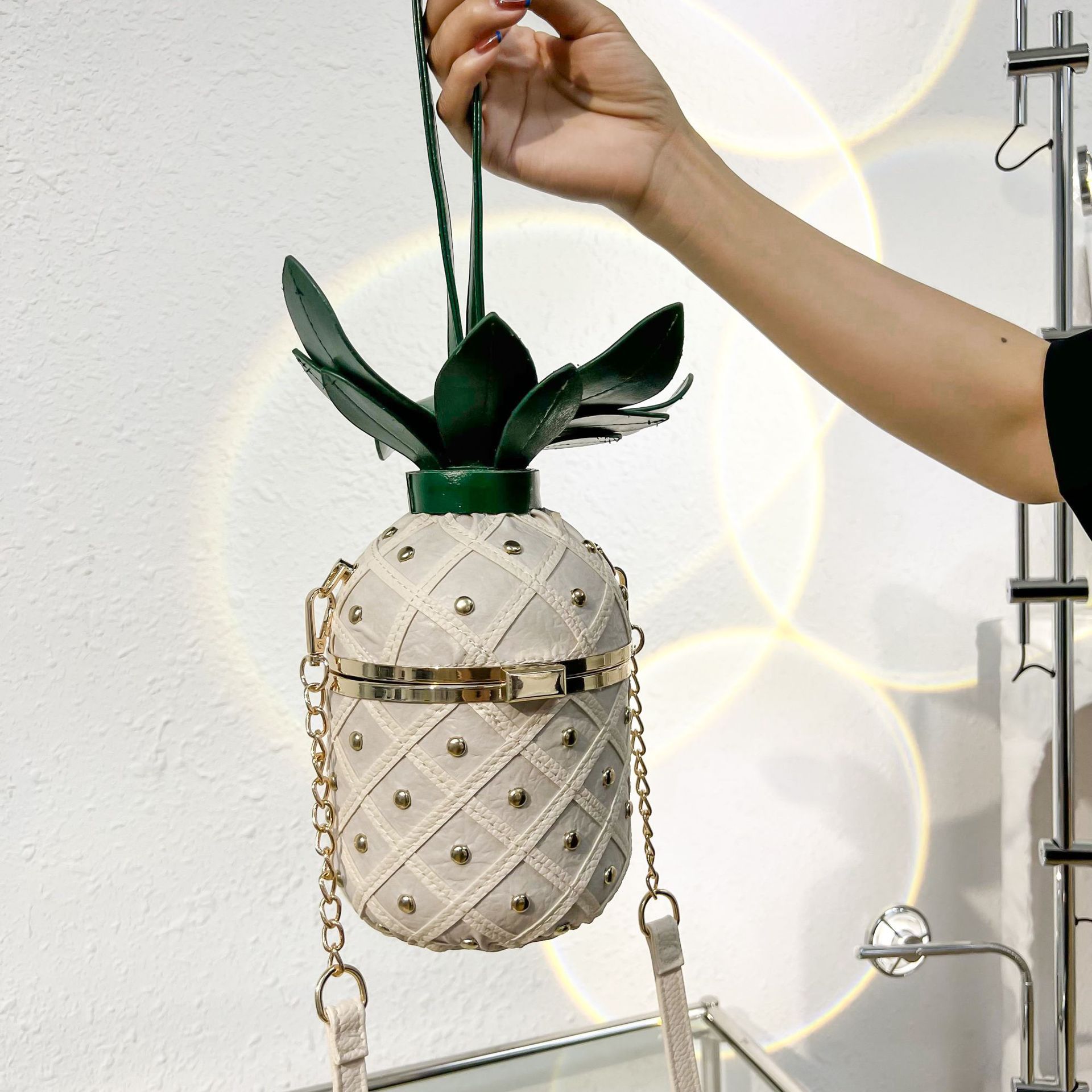 Borsa a tracolla a forma di ananas personalizzata con borchie_voghion.com
