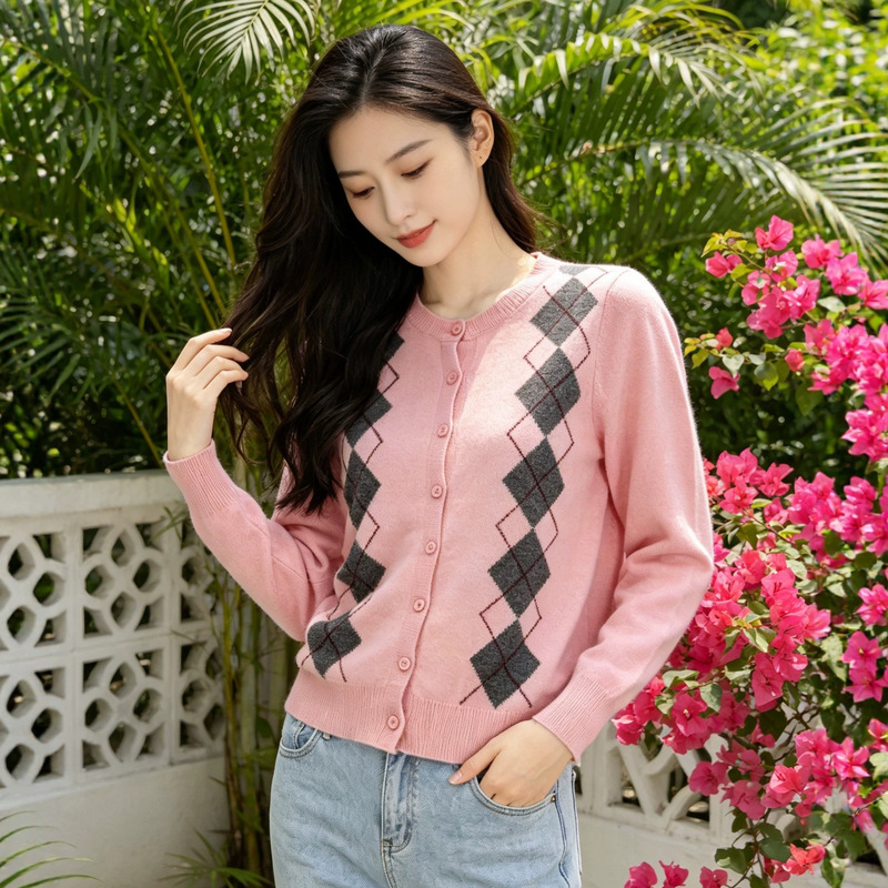 26 New Arrival: Retro Argyle Knit Cardigan for Women, Preppy Style, Round Neck, Single-Breasted, Color-Block Knit Jacket, Autumn/Winter 26 New Arrival: Retro Argyle Knit Cardigan for Women, Preppy Style, Round Neck, Single-Breasted, Color-Block Knit Jacket, Autumn/Winter