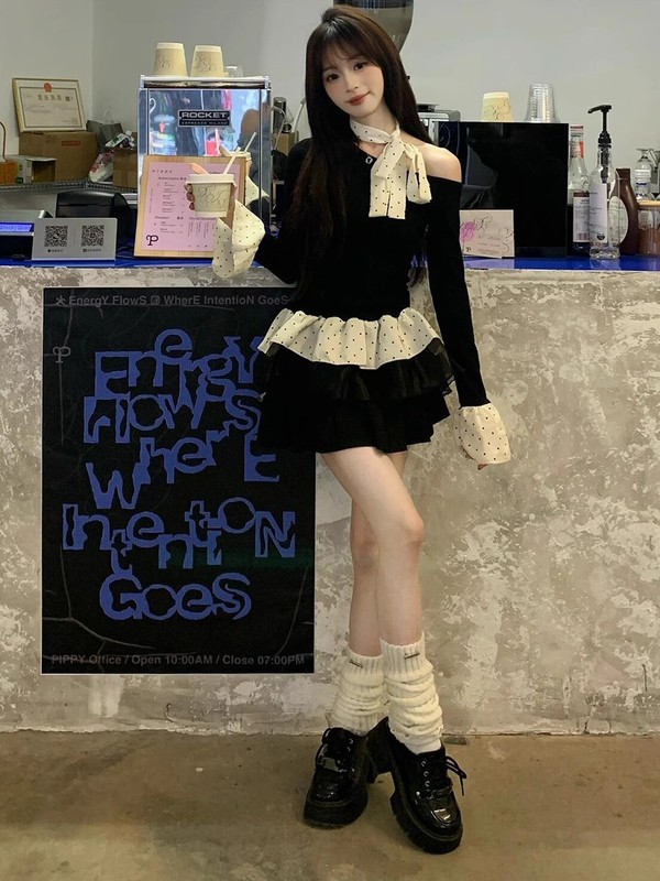 韩系波点荷叶边下摆长袖t恤女秋新款拼接别致系带露肩显身材上衣|undefined