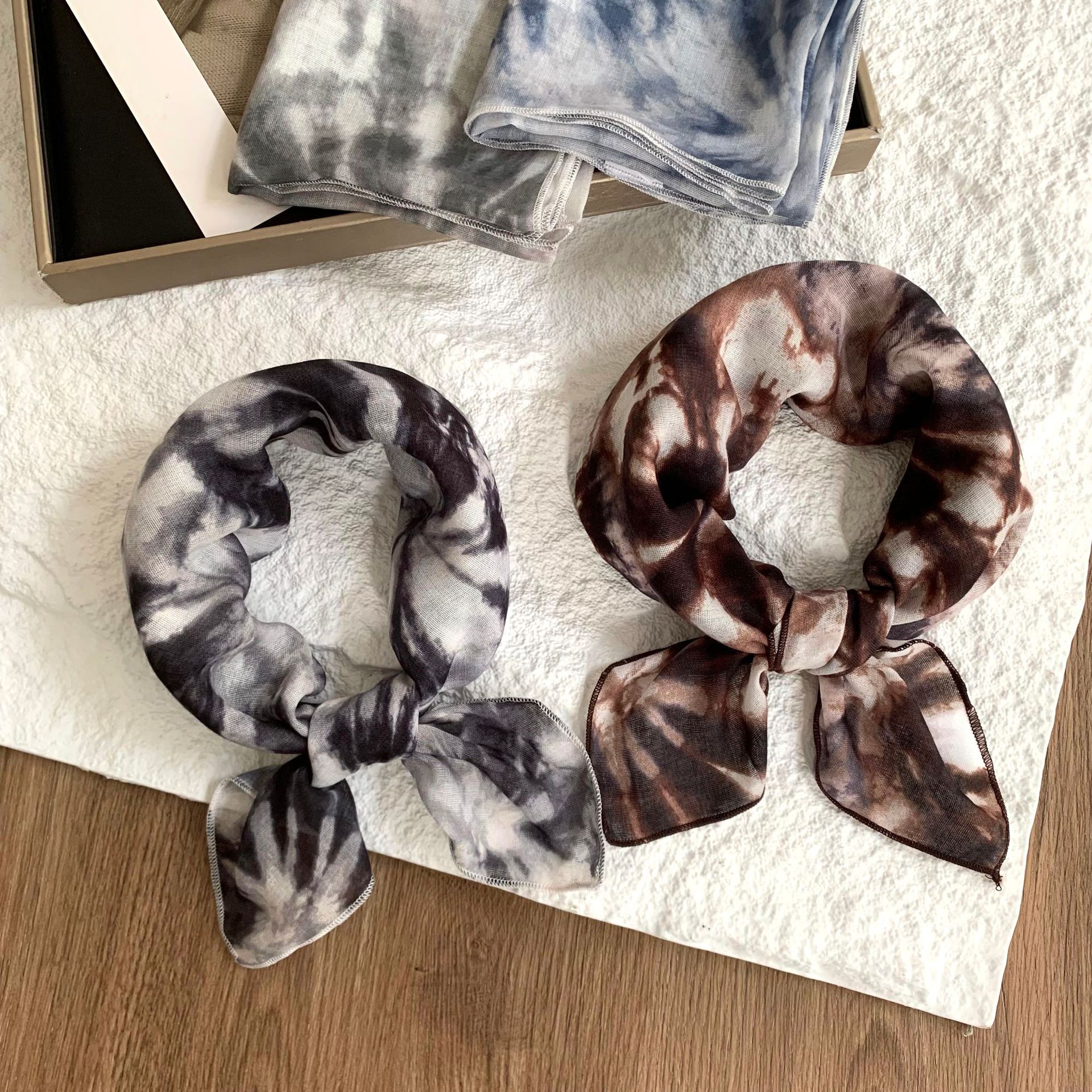 Bufanda de seda, bufanda cuadrada pequeña con cuello, nuevo estilo de verano, anillo para el cabello hecho a mano de alta gama, accesorios para el cabello de tela, pañuelo para el cabello pastoral femenino de verano