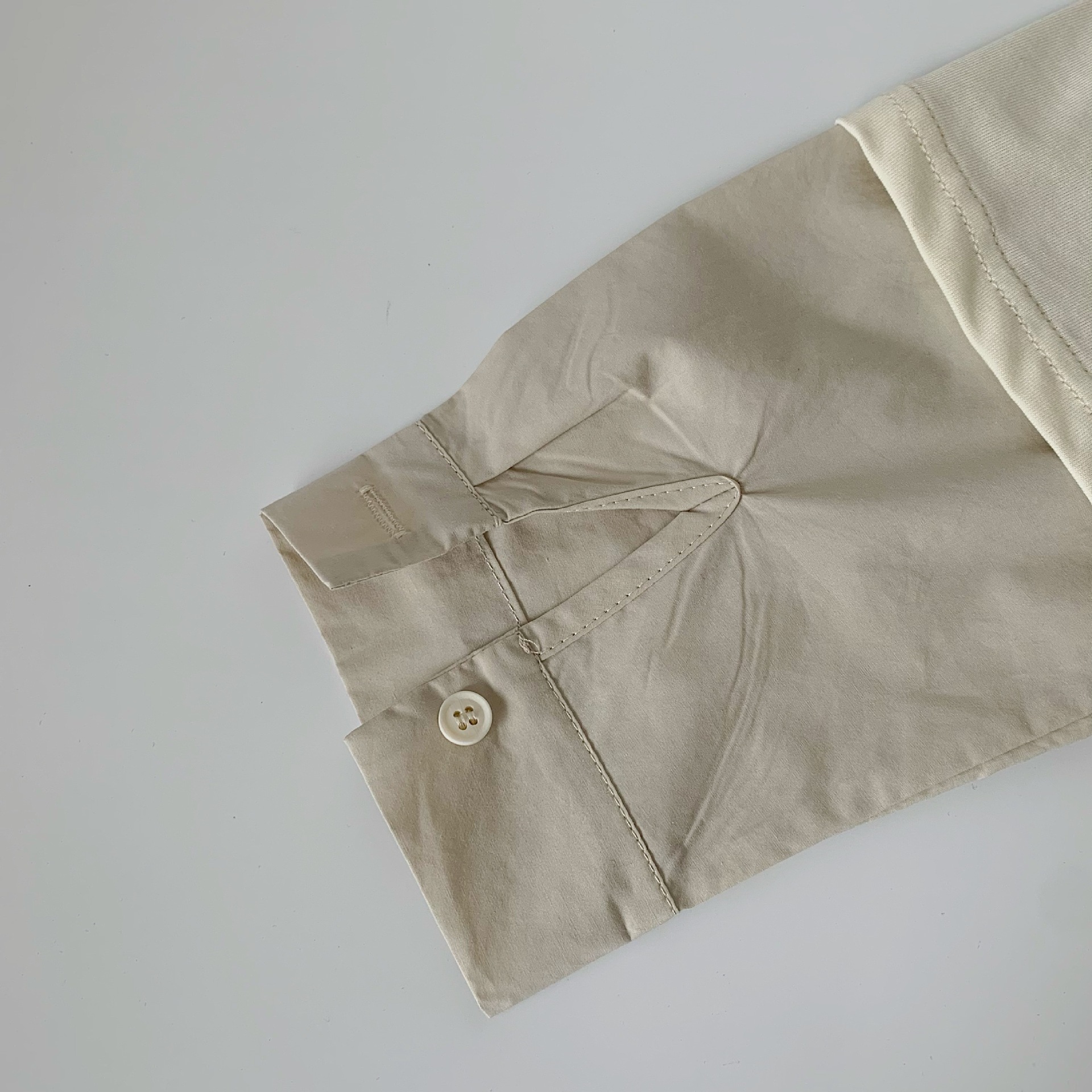 Maibao camiseta para niños 2024 primavera manga larga falso de dos piezas para niños y niñas carta camisa de fondo de algodón para niños