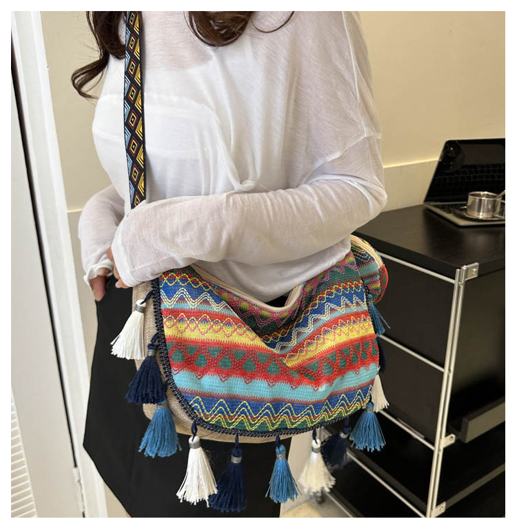 Women's Medium Special Material Geometric Ethnic Style Streetwear Tassel Dumpling Shape Zipper Tote Bag display picture 3