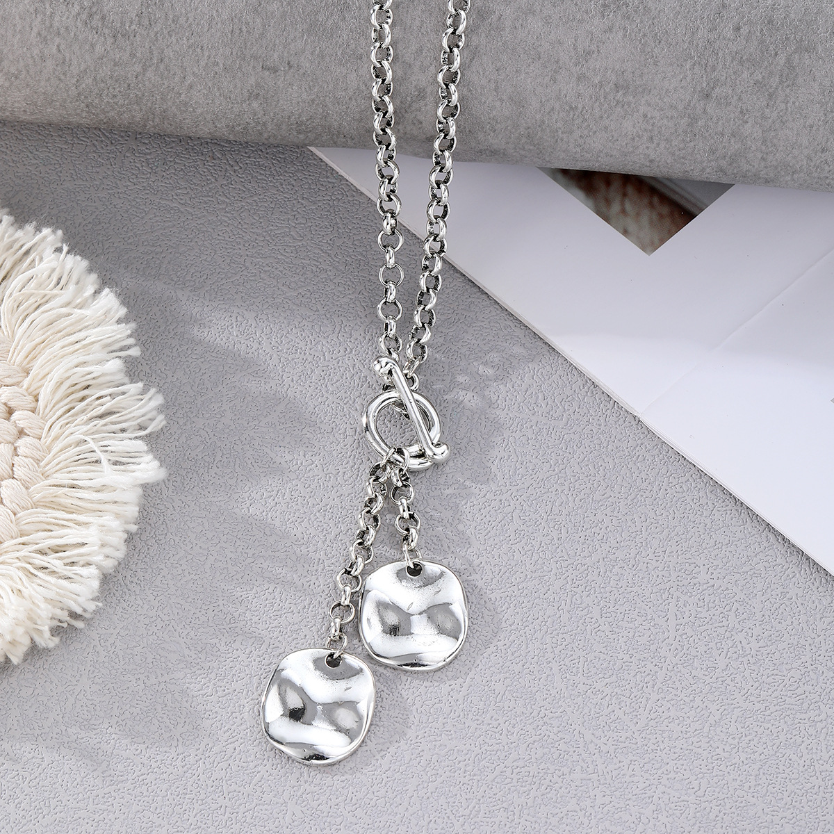 Simple Antique Silver Round Pendant Necklace With Ot Buckle_voghion.com