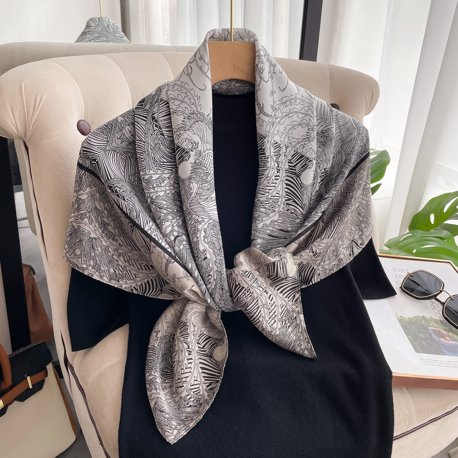 Women's Retro Classic Style Printing Satin Silk Scarf display picture 3