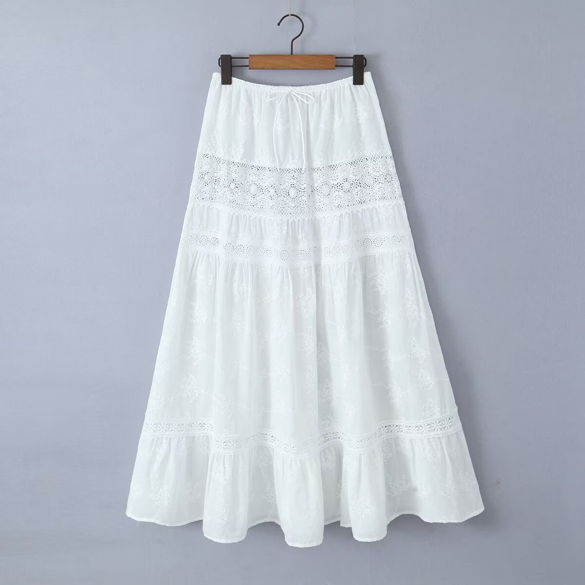 Completo estivo 2025 composto da top e gonna in pizzo francese, ideale per donne sofisticate._voghion.com