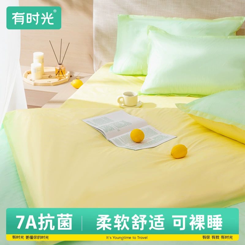 Есть время одноразовые простыни, четыре комплекта одеяла, наволочки