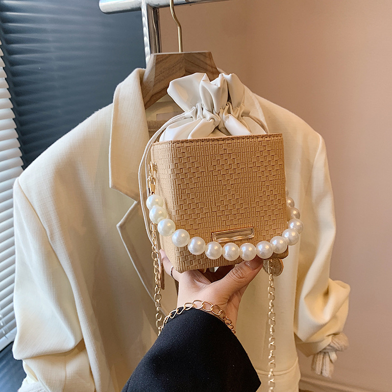 Bolso de mano de mujer de arte de moda con cadena de perlas 2024 nuevo estilo hermoso bolso de cubo de diamante minimalista bolso de mochila