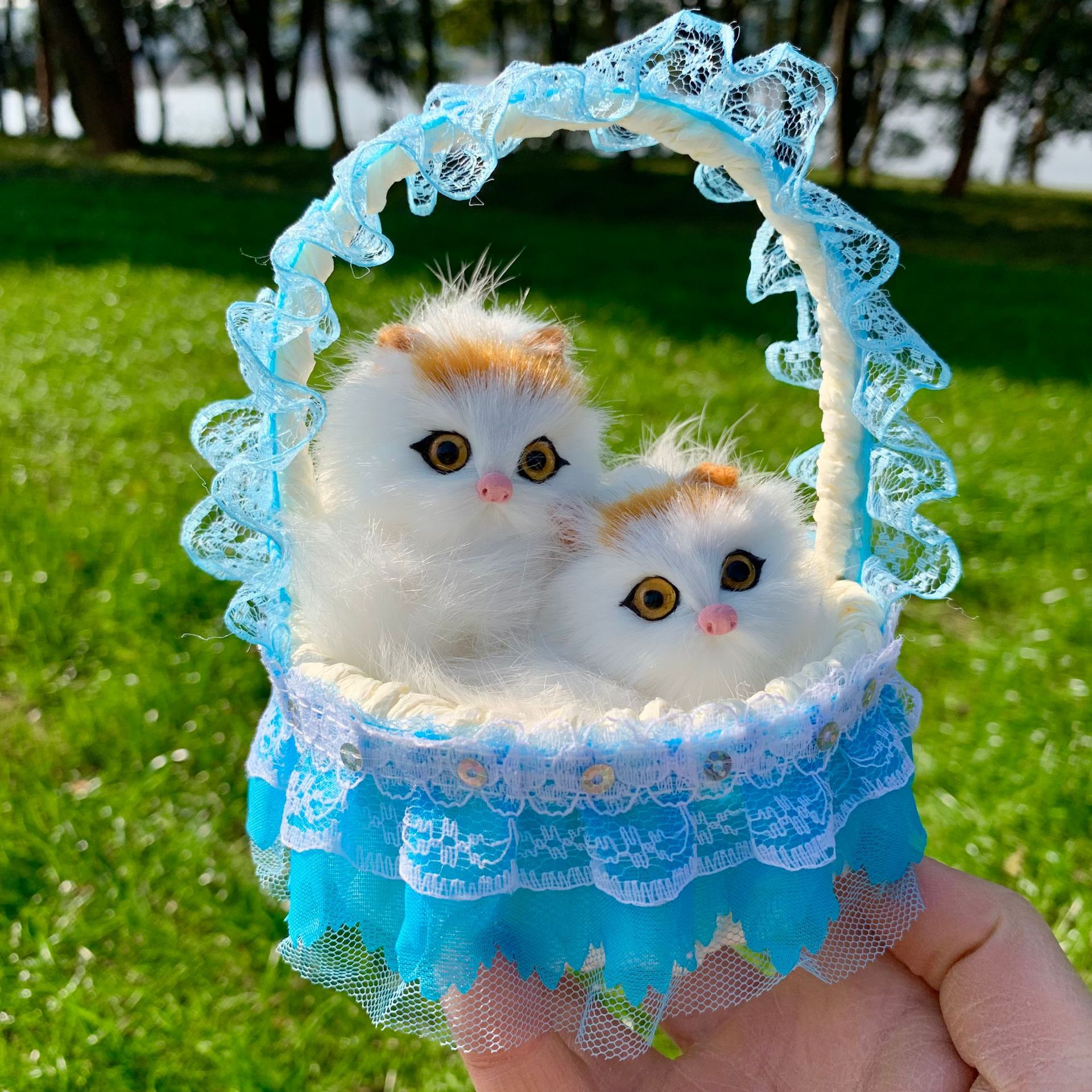 Panier de fleurs bleu foncé à cinq doigts mère et enfant chat