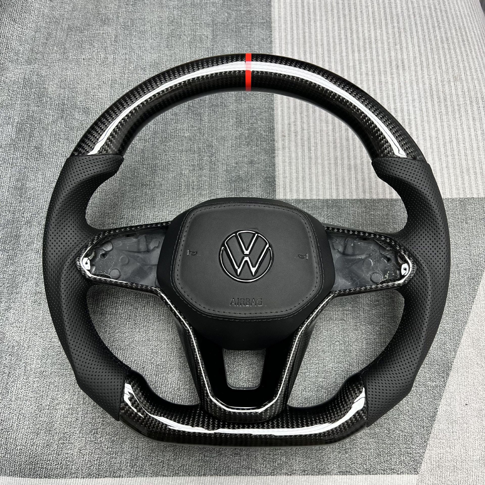 Factory customized carbon fiber steering wheel processing is suitable for Volkswagen Magotan/Sapat/Tuyue/Weilan/Polo
