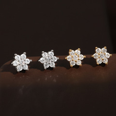 銅メッキ18k金の精緻な雪花にジルコンピアスの高級感があります。