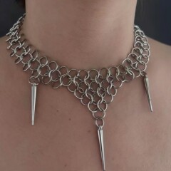 重工暗黒パンク誇張ゴシック中性亜文化ロックリベットのトゲがネックレスの鎖を囲んでいます。