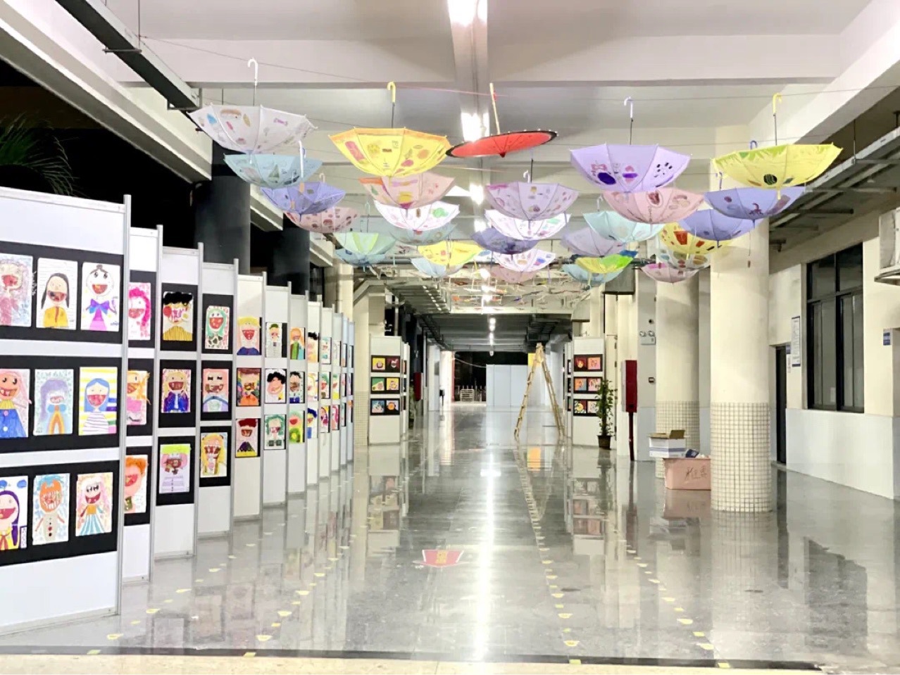 ѧУ�滭��Ӱ��Ʒչʾչ�� ��ѭ��ʹ���������ս�չ�ܱ���ǽ