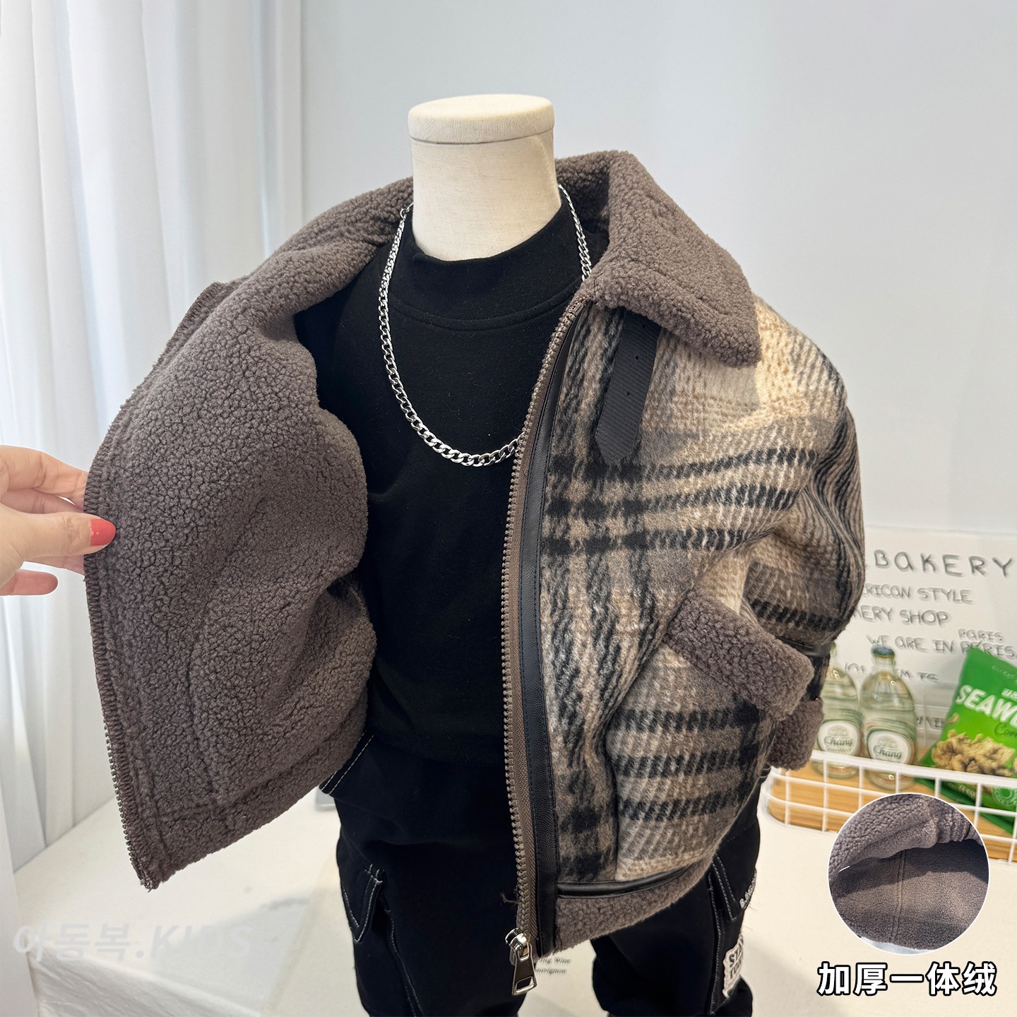 Boys' plaid thick winter coat, 2026 new style, trendy and cool children's fleece-lined thick winter coat, warm and handsome cotton-padded jacket