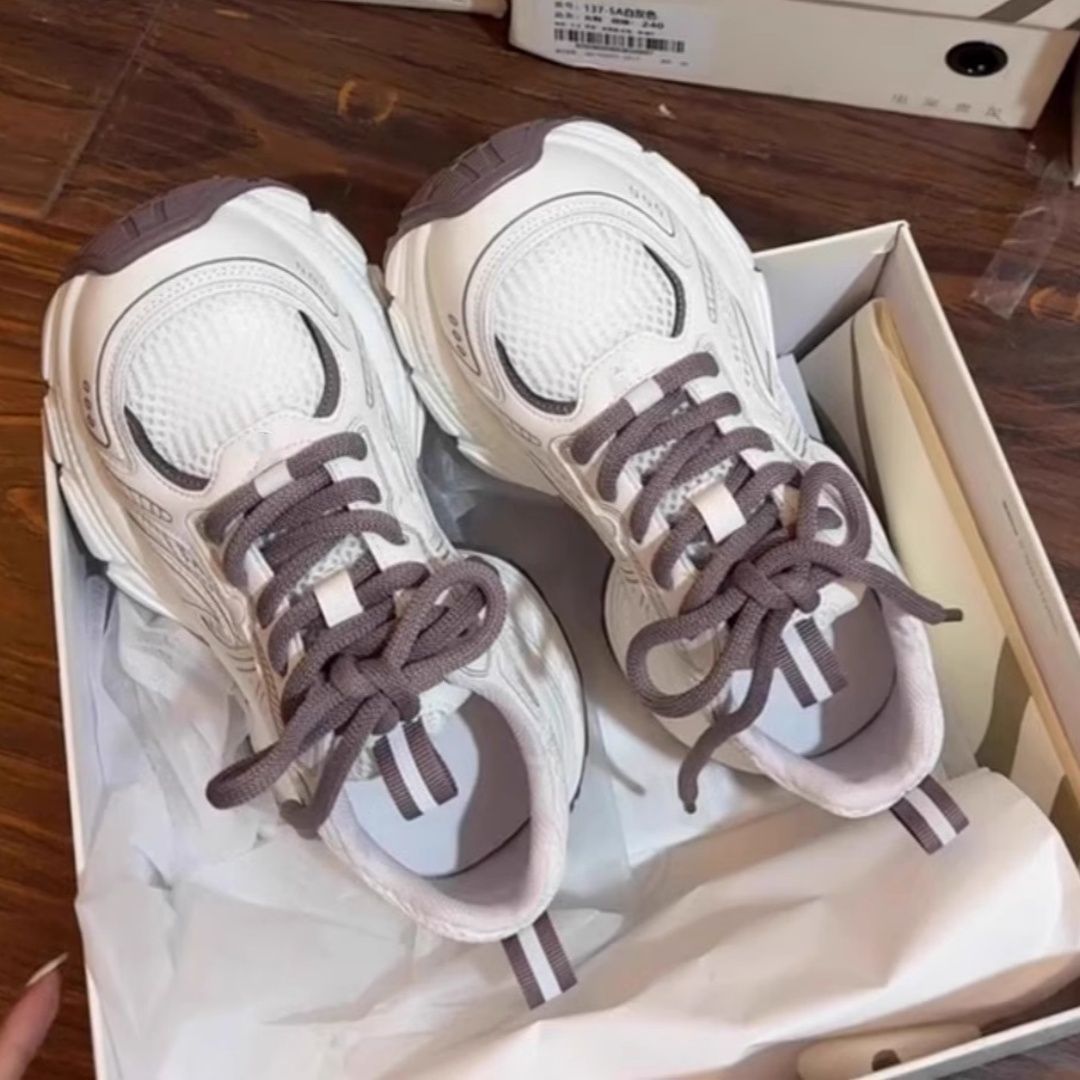 Explosión de verano ultra ligero mostrando pies pequeños zapatos de padre grueso para mujeres 2025 nuevos productos de malla transpirable zapatos deportivos cómodos para mujeres