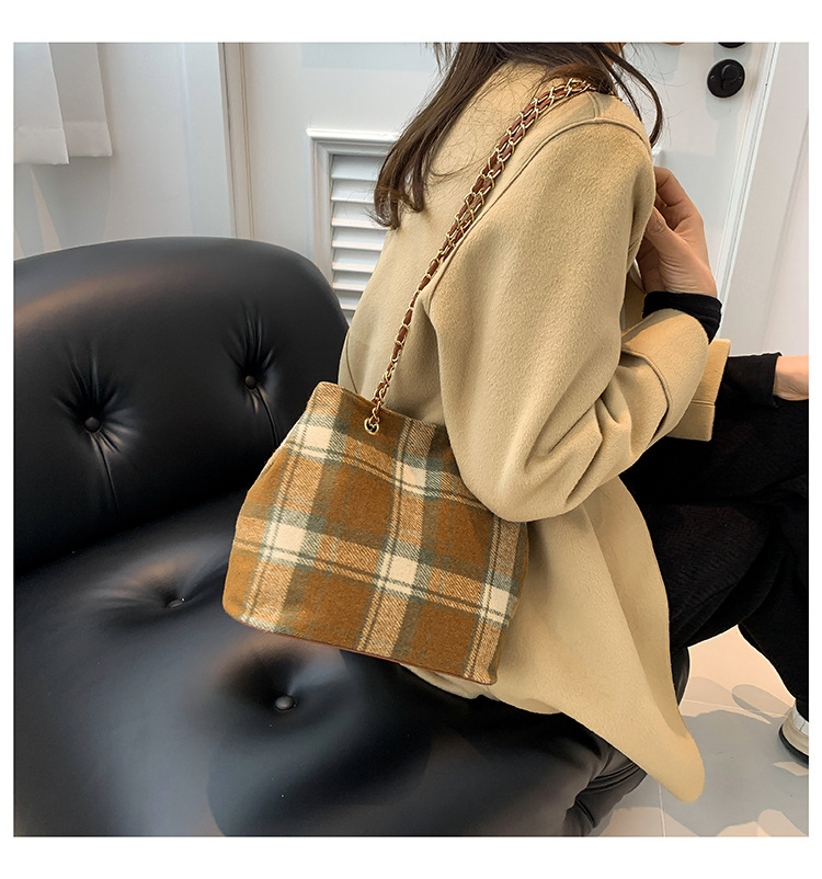 Retro and fashionable woolen texture bucket bag, large capacity commuting bag, chain check pattern casual single-shoulder crossbody women's bag undefined
