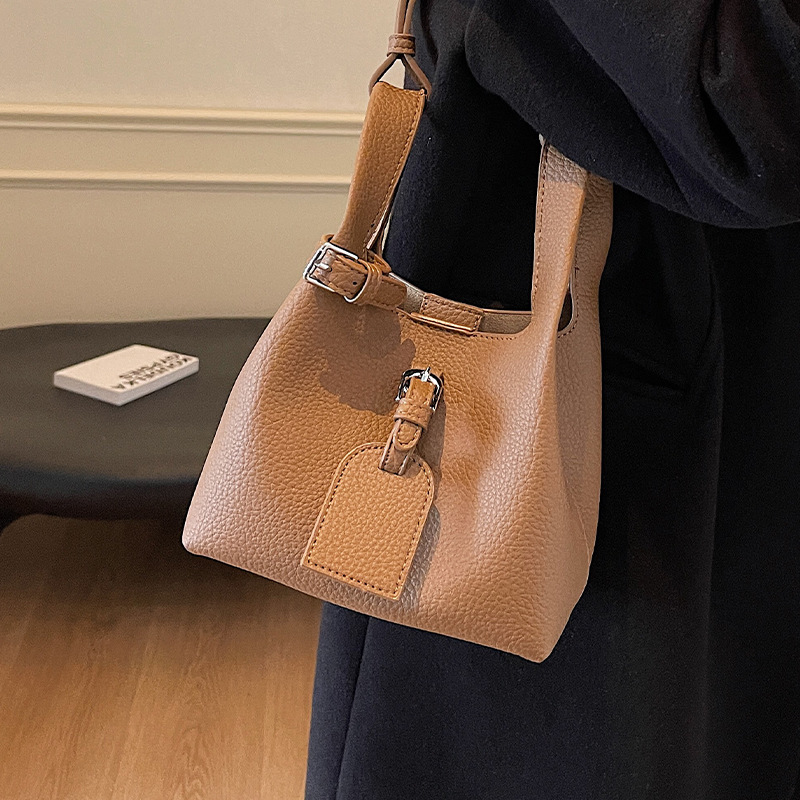 Korb für Damenausflüge im Herbst und Winter 2024, kleine Handtasche mit hochwertiger Textur, Crossbody-Beuteltasche zum Pendeln_voghion.com