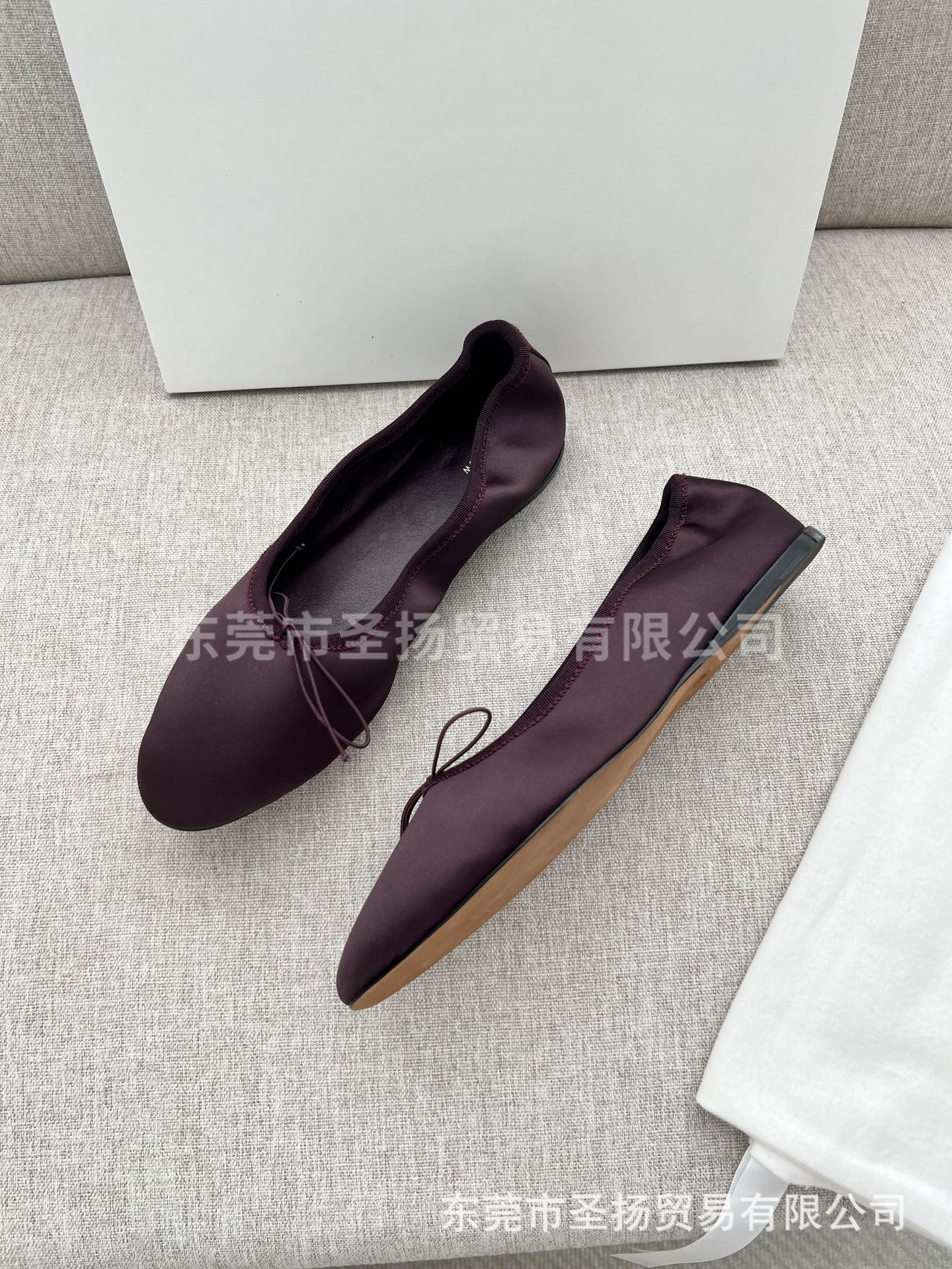 보라색 실크 모델