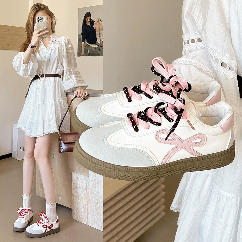 Женские кроссовки в ретро-стиле с толстой подошвой, цветными блоками и бантом, весна-лето 2025, повседневные белые кеды.