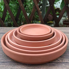 赤陶植木鉢水受け皿の下に陶磁器のシャシーを載せてパレットを移動します。
