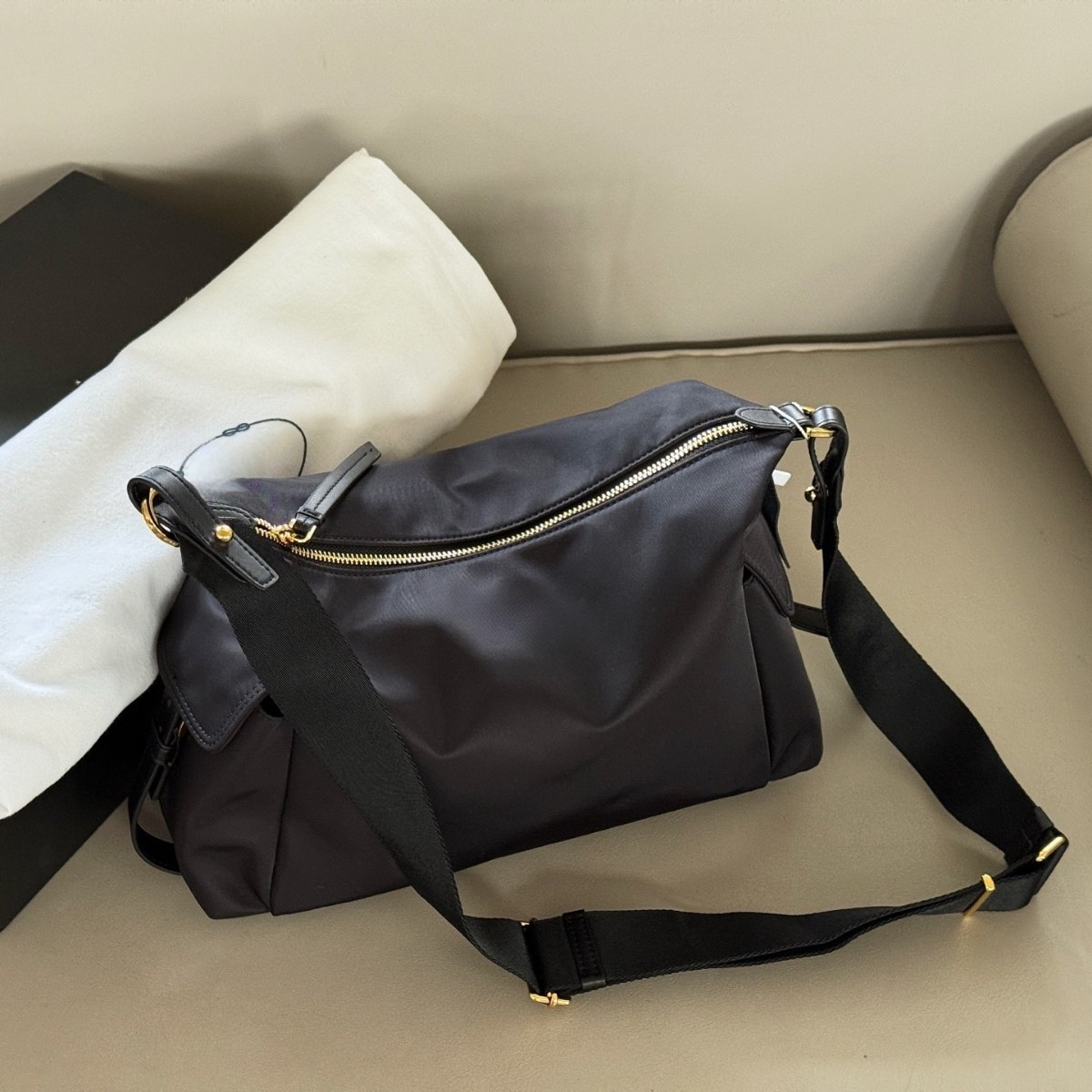 Lada Home's 26 new models of nylon and leather messenger bags are developed according to the original design, featuring hobo underarm bags and stylish commuter shoulder bags