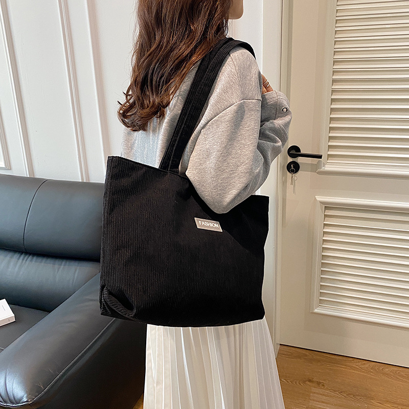 2024 invierno nuevo nicho de diseño bolso de hombro bolso de moda personalidad simple bolso de mujer para trabajar bolso de mujer