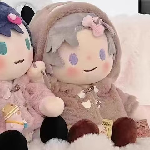 Коричневый цветной свитер, куртка, леггинсы