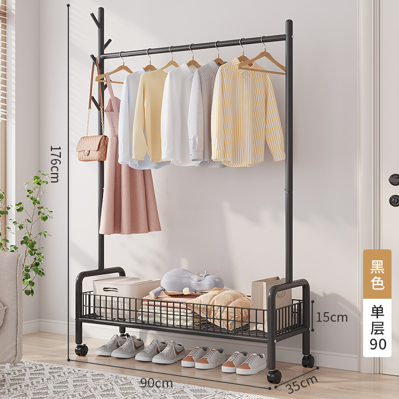 簡易ハンガーは床に折りたたみます。室内のベランダの寝室に服を掛けます。|undefined