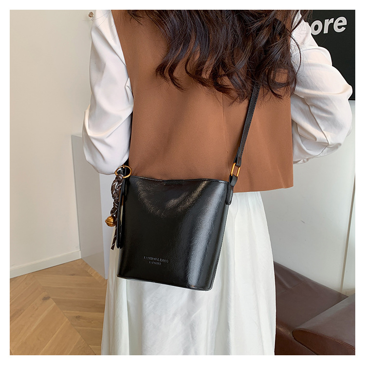 This year, the retro and fashionable women's 2024 new models are popular. This year, single-shoulder crossbody bags, large-capacity hand-held bucket bags, and cross-border bags are all in vogue undefined