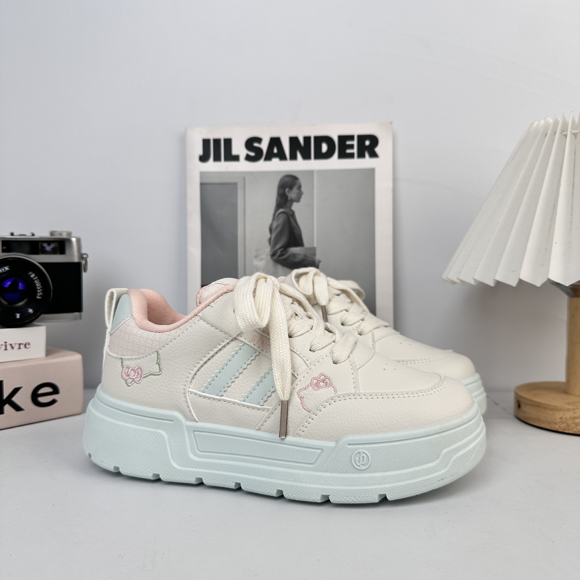 Zapatos blancos de fondo grueso para mujeres 2025 nuevos zapatos de skate coreanos de primavera y otoño para estudiantes de nicho zapatos de pan