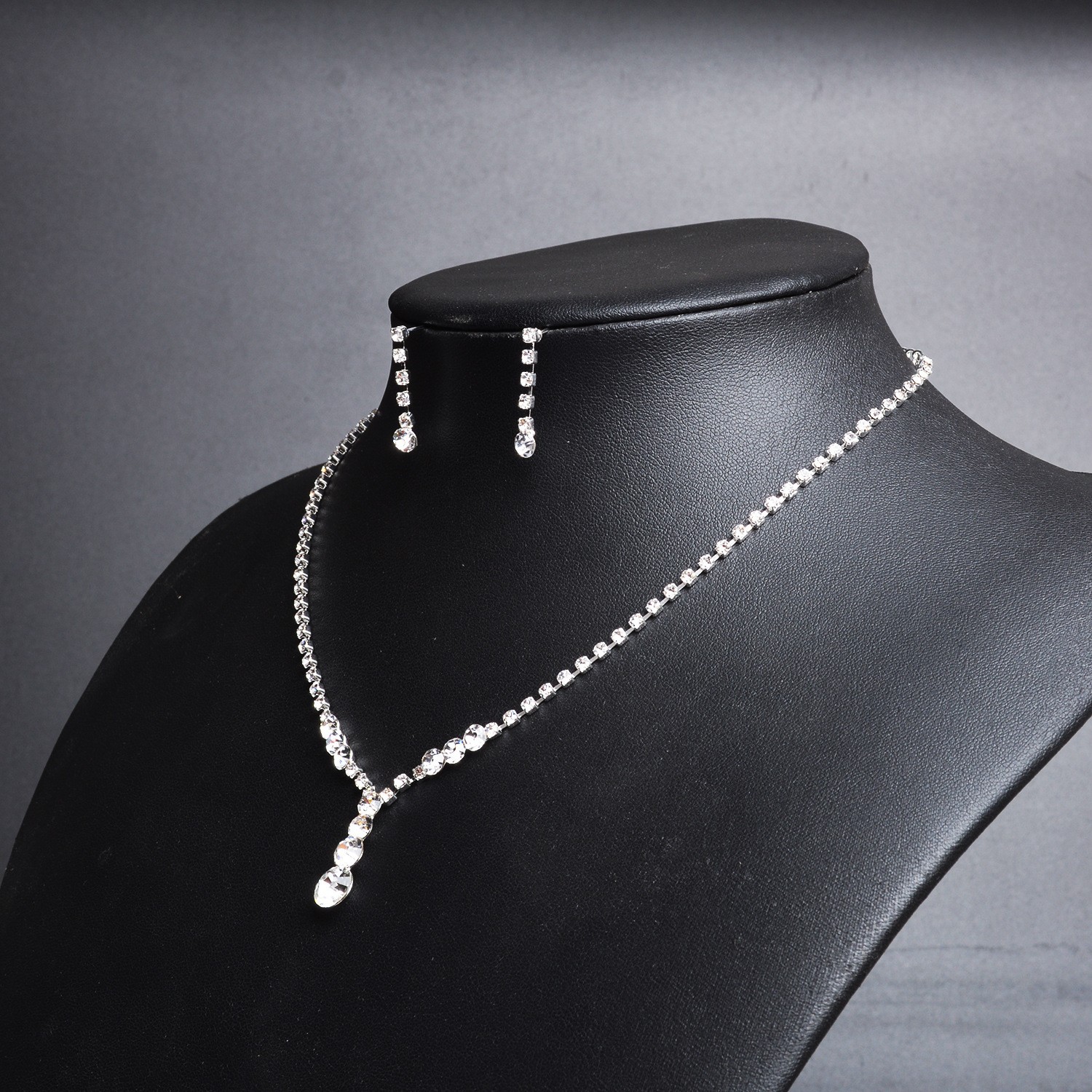 Set van bruidsketting en choker voor dames met uniek design_voghion.com