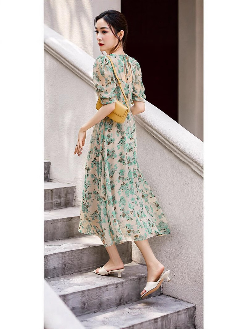 Đầm maxi voan hoa nhí lưng trần thắt eo kiểu Pháp — màu xanh lá cây