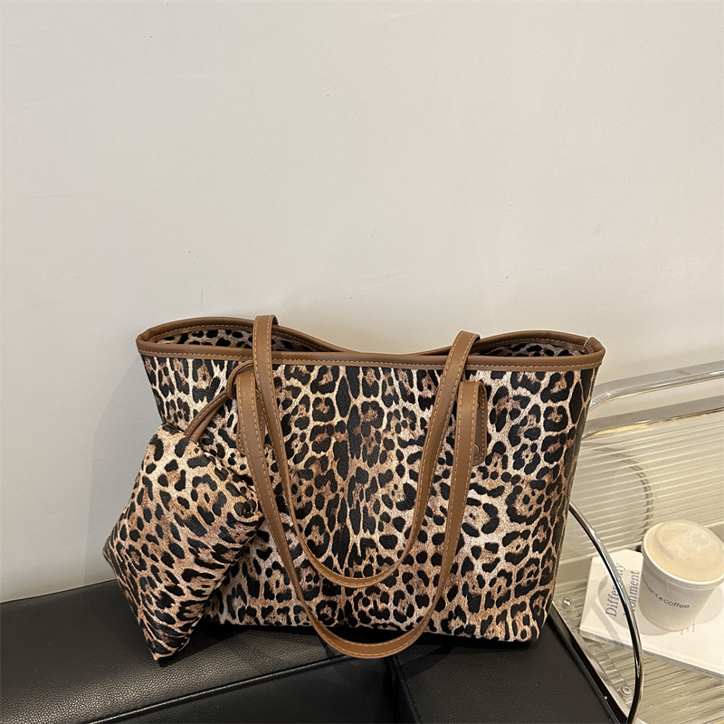 Bolsa de moda coreana de gran capacidad de leopardo para mujeres otoño y invierno 2024 nuevo tipo de bolsa de hombro para niños casuales