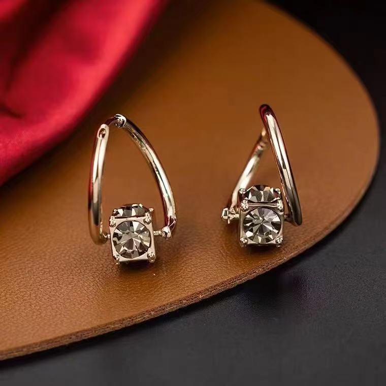 Light Luxury Geometric Zircon Earrings for Women, Fashionable and Versatile, High-End Earrings with Niche Design, New Style