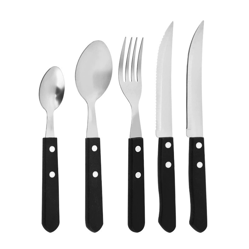 Set de cinco piezas con mango de madera negro